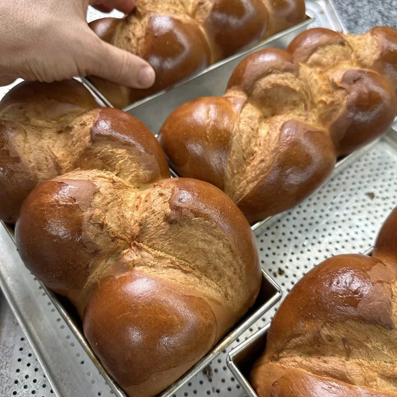 Золотиста плетена здоба